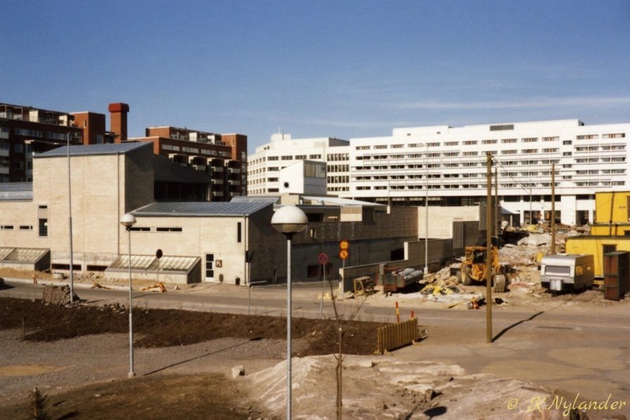 1980-luvun rakennustyömaa lumisena talvipäivänä
